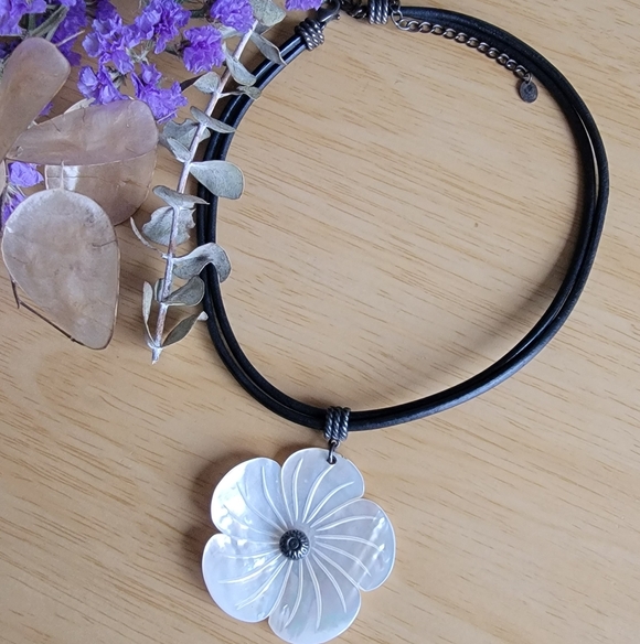 Vintage Jewelry - Mother Of Pearl  Floral Choker Necklace 925 Vintage.